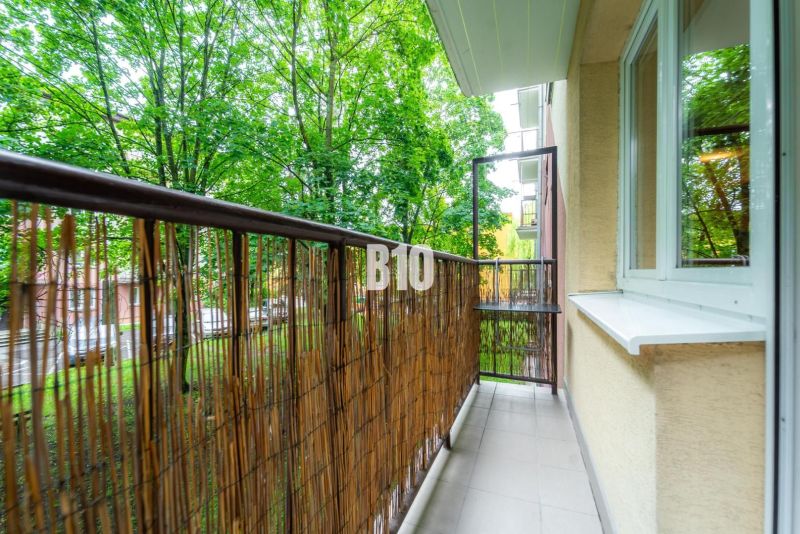Ein Balkon in einer 2-Zimmer-Wohnung mit Blick ins Grüne, umgeben von Bäumen in der Stadt Martin.