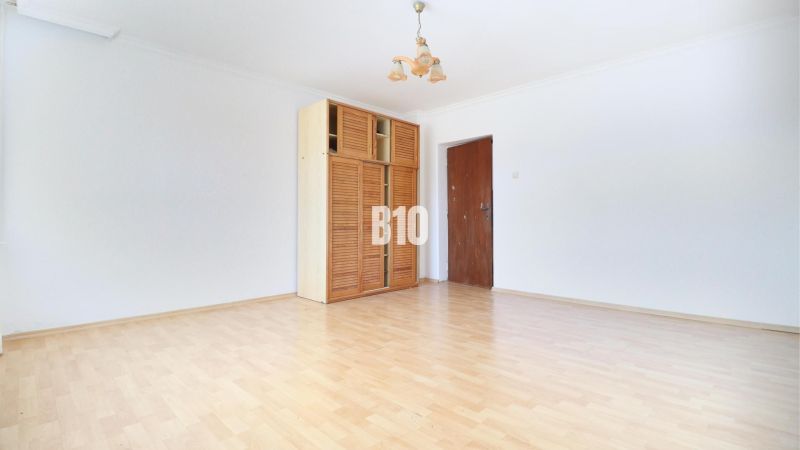 Innenraum mit einem Holzschrank und einem Boden mit Holzdekor in einem Einfamilienhaus.