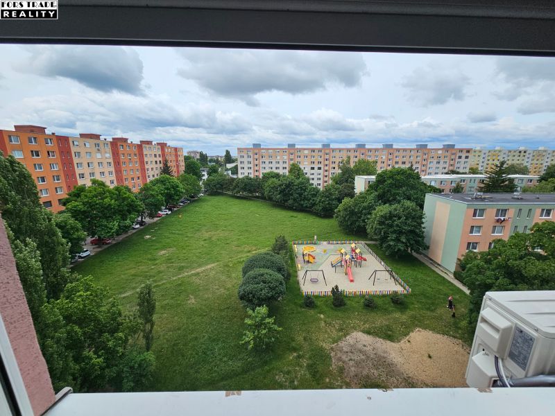 Blick von der Immobilie in der Nešporova-Straße in Šaľa mit Spielplatz und Wohnsiedlung.