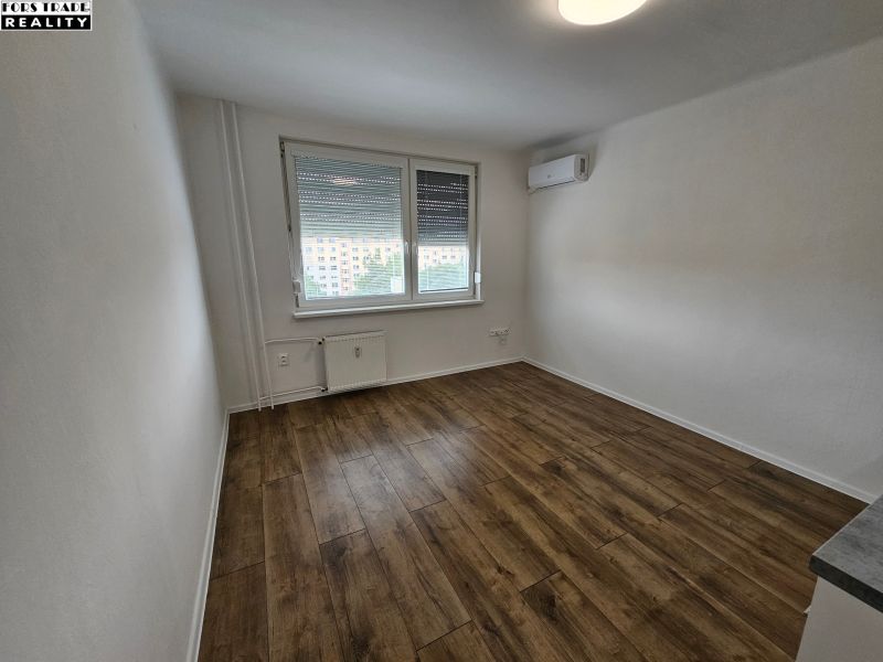 Ein Studio-Apartment mit Klimaanlage und Holzboden bietet einen hellen und gemütlichen Raum.