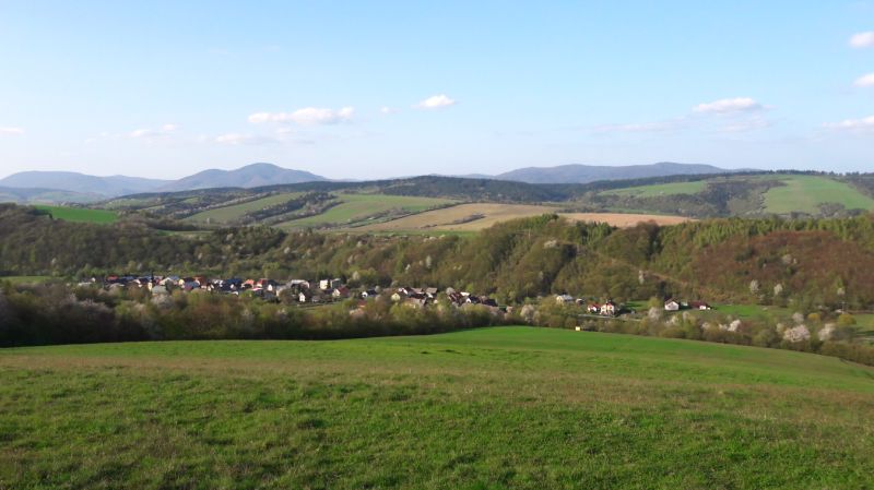 Ein Blick auf landwirtschaftliche und forstwirtschaftliche Flächen in Bogliarka mit hügeligem Horizont und Dorf.