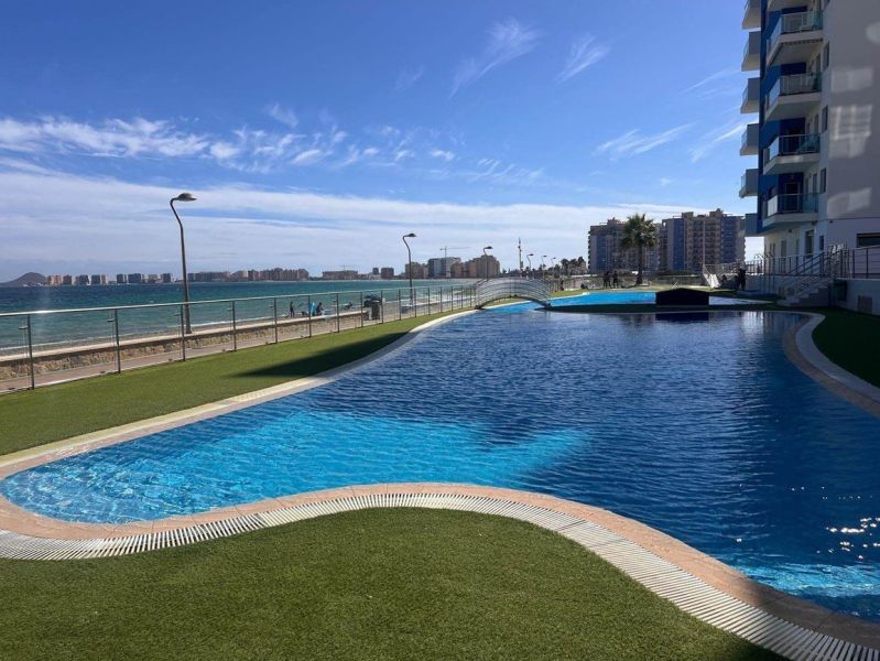Pool mit Meerblick beim Ferienapartment in La Manga del Mar Menor, Spanien.
