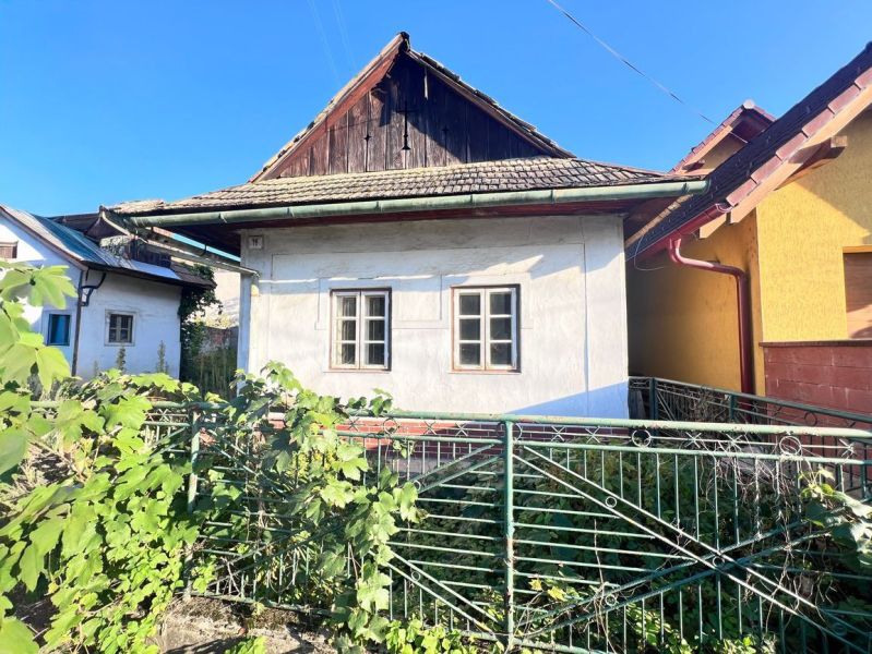 Einfamilienhaus in Brehoch, Nová Baňa, Bezirk Žarnovica, Banskobystrický kraj, mit Gartenzaun.