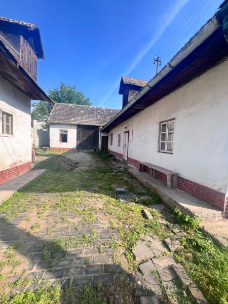 Der Hof des Einfamilienhauses im Dorf Brehy, Nová Baňa, Bezirk Žarnovica, mit einem grasbewachsenen Weg.