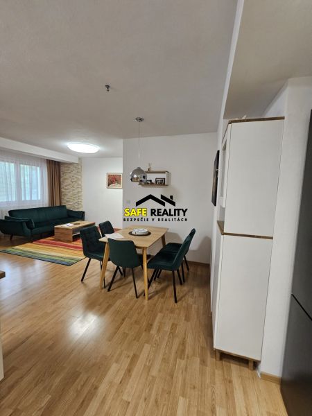 Esszimmer in einer 3-Zimmer-Wohnung mit Holzboden und Sofa.