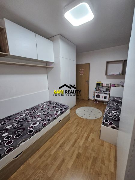 Kinderzimmer mit Holzboden und Einbauschränken in einer 3-Zimmer-Wohnung.