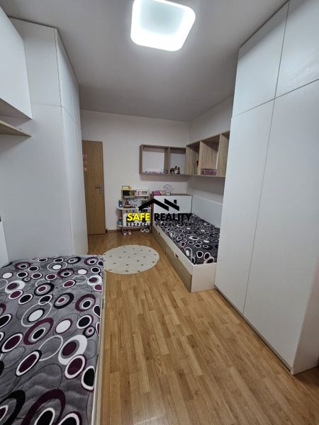 Kinderzimmer mit Betten und Holzboden in einer 3-Zimmer-Wohnung.