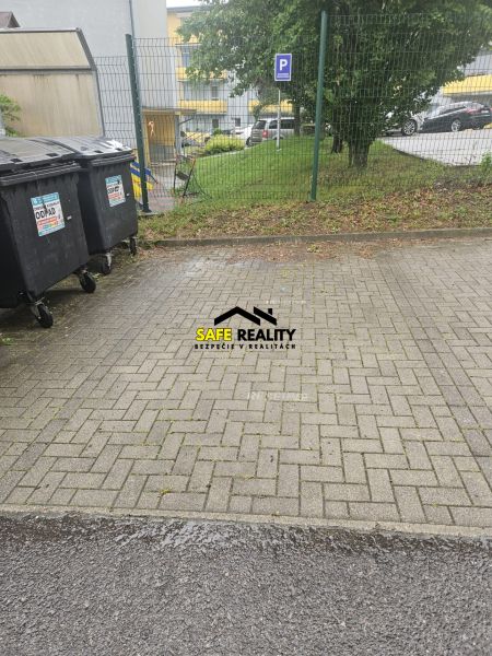 Mülleimer in der Kvačalova-Straße in Žilina hinter dem Zaun bei der 3-Zimmer-Wohnung.