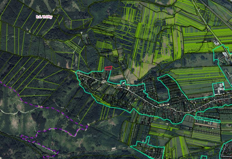 Luftaufnahme von landwirtschaftlichen und forstwirtschaftlichen Flächen in der Umgebung der Stadt Vrútky.