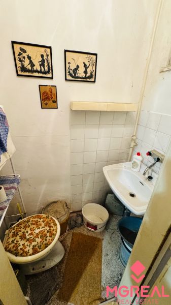 Kleines Badezimmer mit Waschbecken und Dekorationen in einer 3-Zimmer-Wohnung.