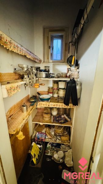 Speisekammer mit Regalen in einer 3-Zimmer-Wohnung, voll mit Küchenutensilien und Einmachgläsern.