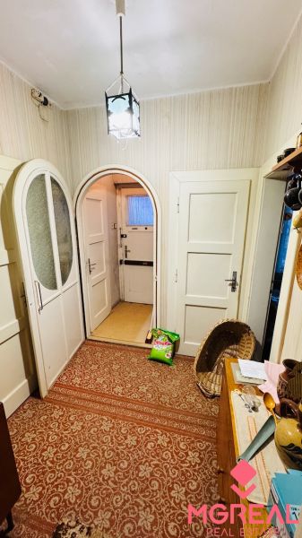 Boden mit Teppich, Türen und Dekorationen im Interieur einer 3-Zimmer-Wohnung.