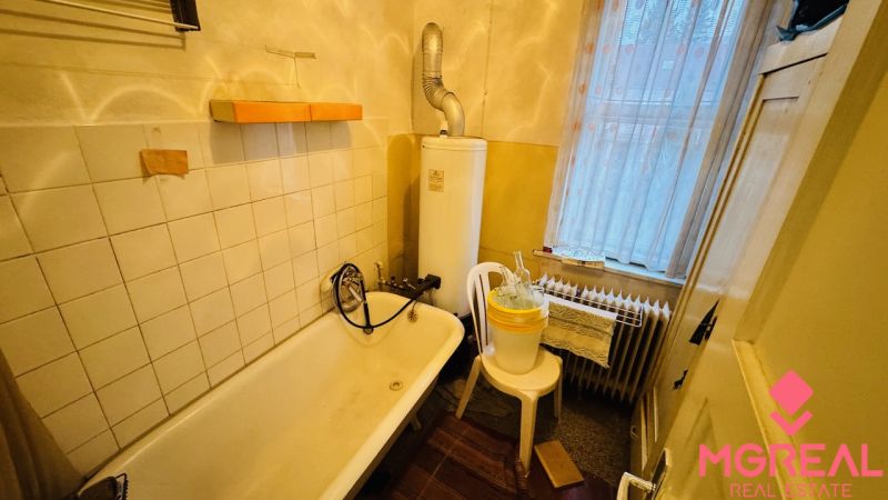 Badezimmer mit Badewanne und Boiler in einer 3-Zimmer-Wohnung.