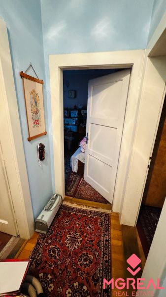 Ein Zimmer in einer 3-Zimmer-Wohnung mit Teppichboden und offenen Türen, Holzboden mit Holzdekor.