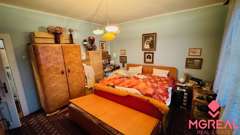Ein Schlafzimmer in einer 3-Zimmer-Wohnung mit Vintage-Möbeln und Dekoration.