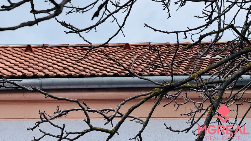 Dach mit Ziegeln und Ästen in Partizánske in der Rudolfa Jašíka Straße, 3-Zimmer-Wohnung.