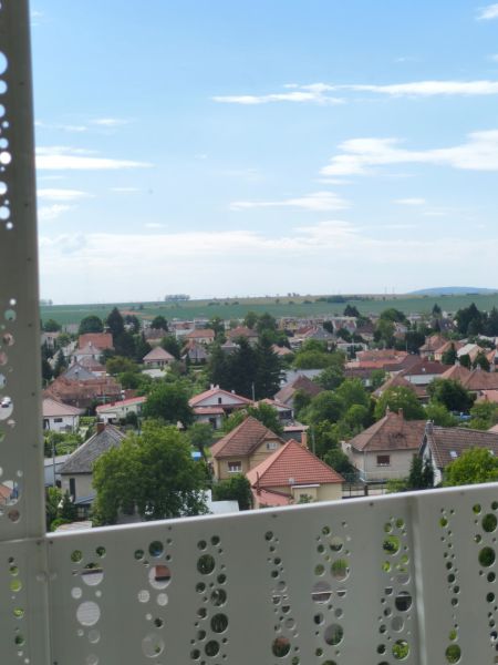Blick auf die Umgebung vom Balkon in der 1. mája Straße in Zlaté Moravce.