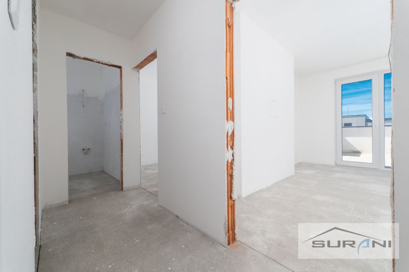 Innenraum einer 3-Zimmer-Wohnung im Fertigstellungsprozess mit Balkontüren.
