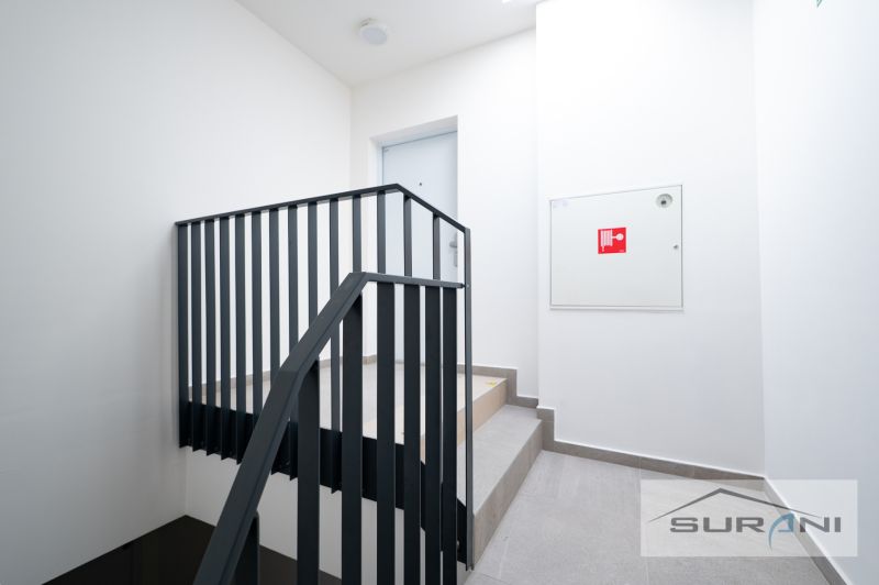 Treppe mit Stahlgeländer und Zugang zu einer 3-Zimmer-Wohnung.