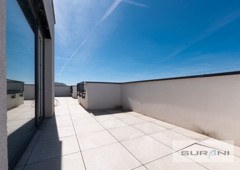 Terrasse mit Fliesen in einer 3-Zimmer-Wohnung in der Mesačná-Straße in Hviezdoslavov.