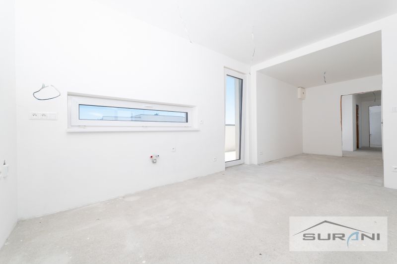 Eine leere 3-Zimmer-Wohnung mit weißen Wänden und französischen Fenstern.