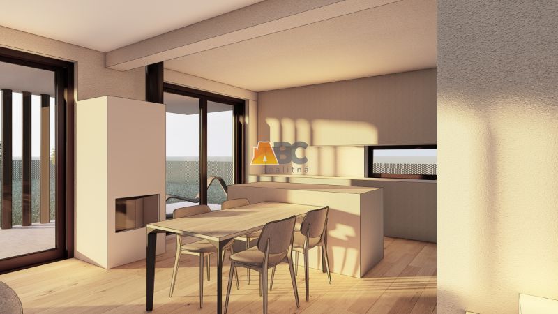 Ein Interieur mit einem Tisch und Stühlen, einem Boden in Holzoptik und großen Fenstern.