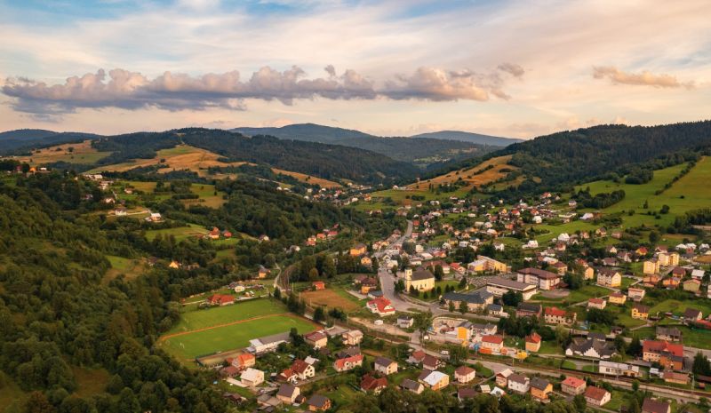 Panorama des Dorfes Skalité mit landwirtschaftlichen und forstwirtschaftlichen Flächen in malerischer Natur.