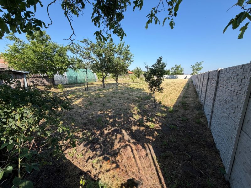 Ein Garten bei einem Einfamilienhaus in Nesvady mit Obstbäumen und einem Folientunnel.