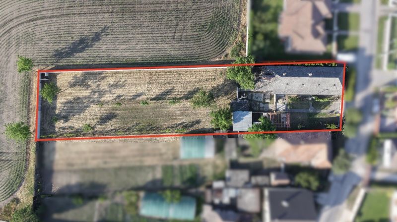 Luftaufnahme des Geländes eines Einfamilienhauses in Nesvady mit angrenzendem Grundstück.