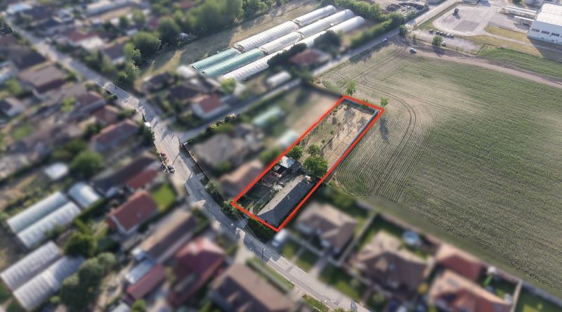 Luftaufnahme eines Einfamilienhauses in Nesvady mit geräumigem Grundstück.