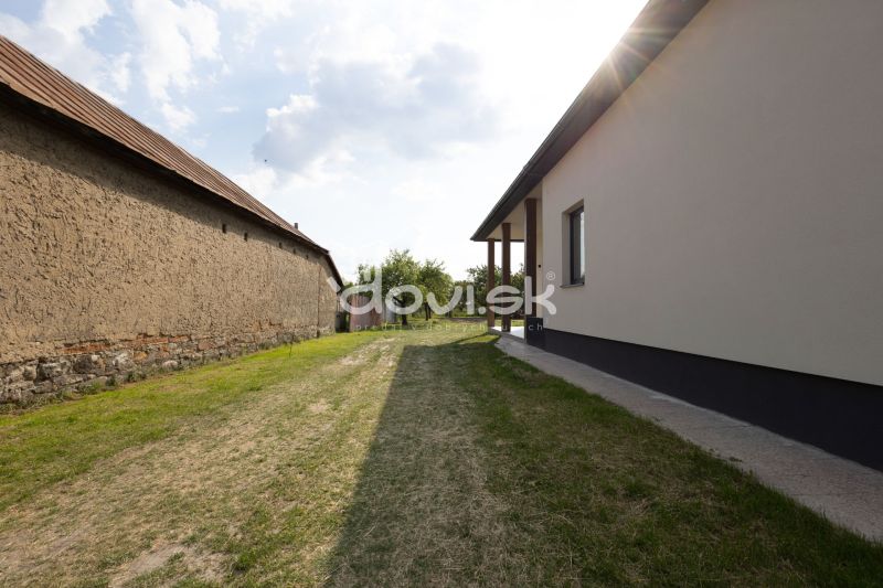 Blick auf den Hof eines Einfamilienhauses in Zemplínska Široká mit Rasenbewuchs.