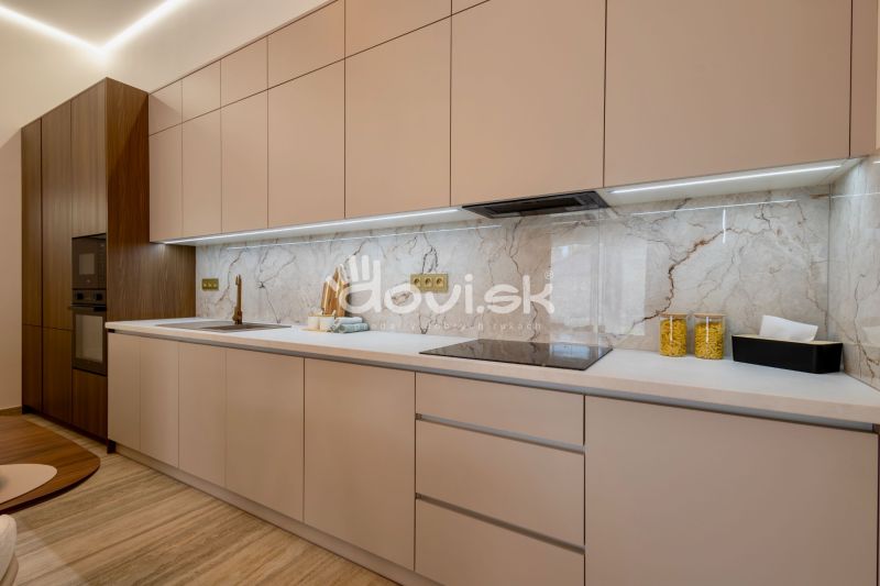 Eine Küche in einem Einfamilienhaus mit Holzdekor und Marmorverkleidung.