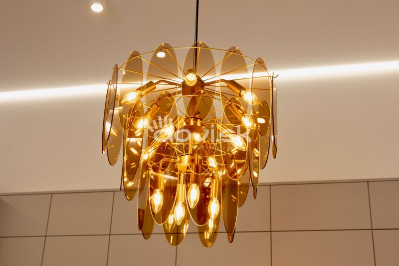 Ein goldener Kronleuchter im Inneren des Einfamilienhauses schmückt den Raum mit seinem einzigartigen Design.