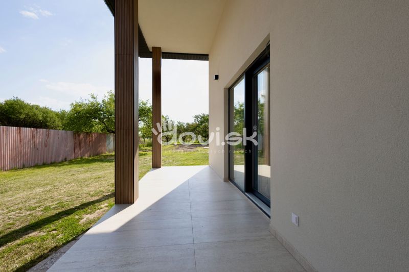 Die Terrasse des Einfamilienhauses in Zemplínska Široká mit Blick auf den gepflegten Garten.