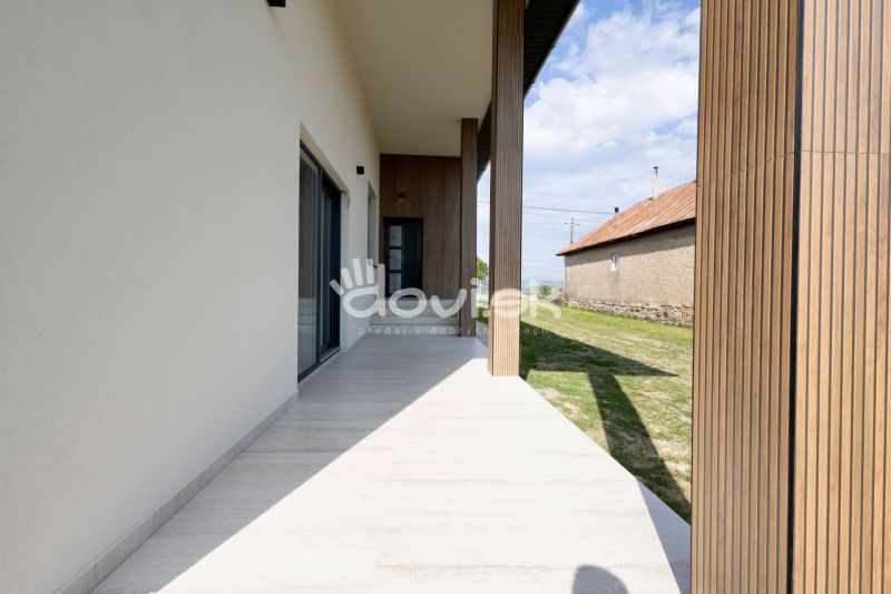 Ein Einfamilienhaus in Zemplínska Široká mit einer Terrasse und modernen Holzelementen.