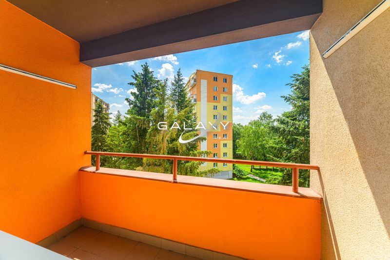 Blick vom Balkon einer 3-Zimmer-Wohnung auf der Siedlung Rimava in Rimavská Sobota.