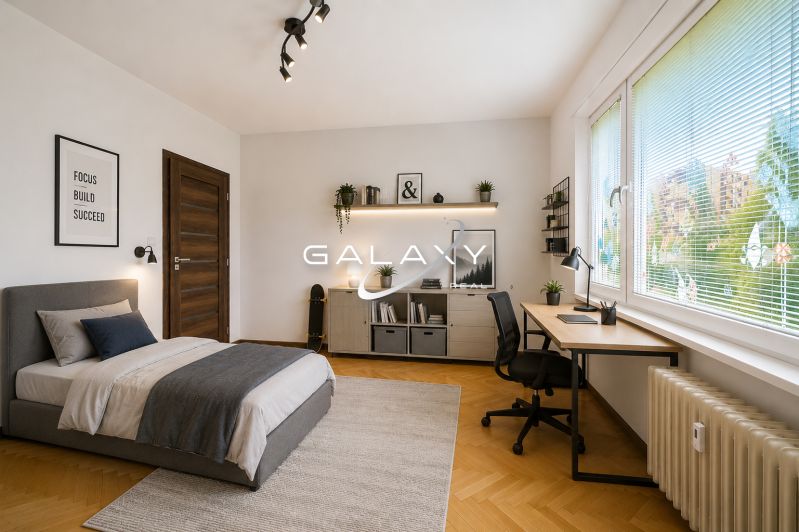Schlafzimmer mit Bett, Schreibtisch und Boden in Holzoptik in einer 3-Zimmer-Wohnung.