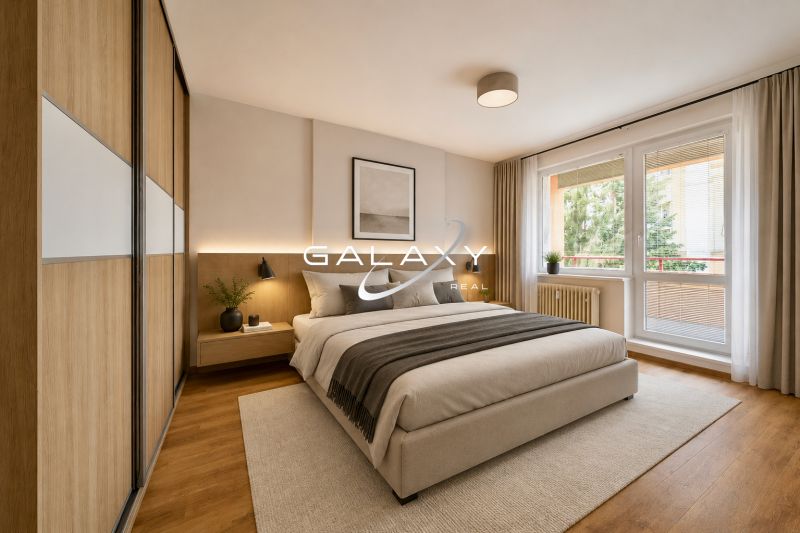 Schlafzimmer in einer 3-Zimmer-Wohnung mit Bett, großem Fenster und Boden in Holzoptik.