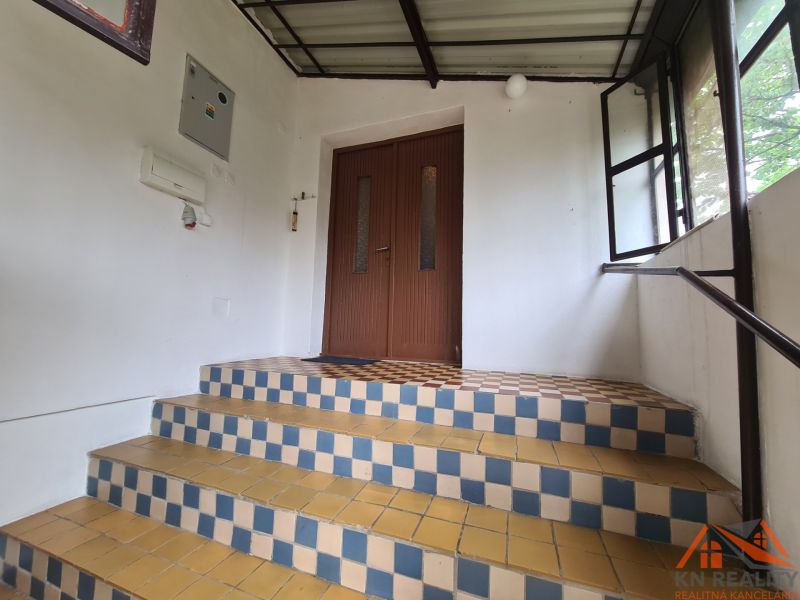 Eingangsstufen mit bunten Fliesen in einem Einfamilienhaus in Dulovce.