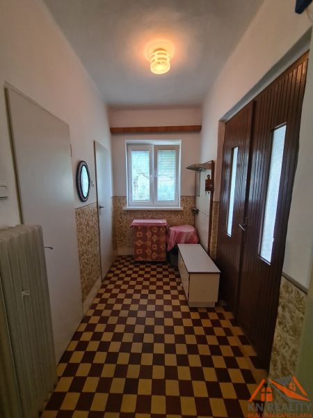 Flur mit Fliesen in einem Einfamilienhaus, Lichtquelle, Stauraum, Heizkörper.
