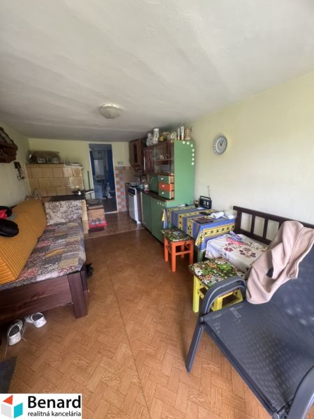 Wohnzimmer in einem Einfamilienhaus mit Holzboden und bunten Möbeln.