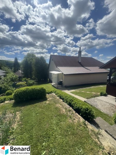 Ein Einfamilienhaus in Orlové mit Garten und gepflegtem Rasen bei sonnigem Wetter.