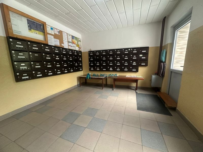 Eingangsbereich mit Briefkästen und Pinnwänden eines 2-Zimmer-Wohnung.