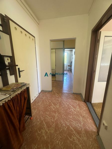 Der Flur in einer 2-Zimmer-Wohnung mit einfacher Einrichtung und Linoleum auf dem Boden.