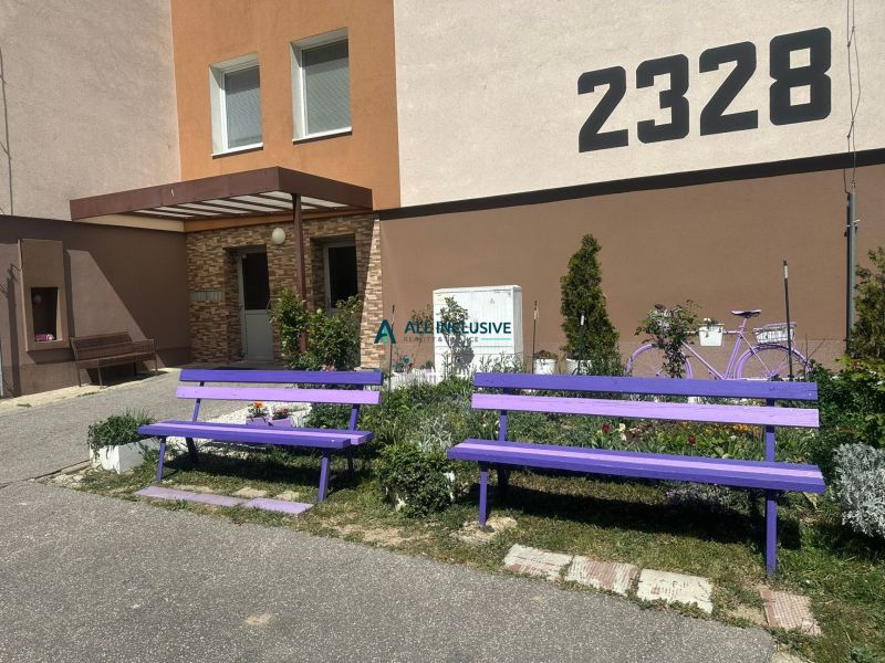 Bänke vor dem Wohnhaus in der Pavla Országha Hviezdoslava Straße in Topoľčany.