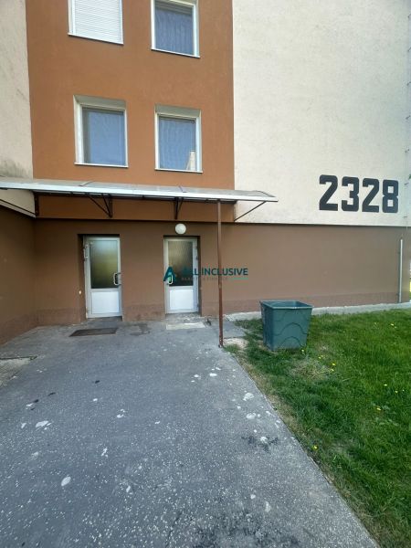 Eingang zum Wohnhaus in der Pavla Országha Hviezdoslava Straße in Topoľčany, geeignet für eine 2-Zimmer-Wohnung.