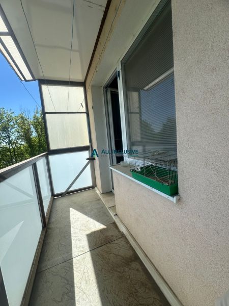 Balkon mit Fliesen und Geländer in einer 2-Zimmer-Wohnung.