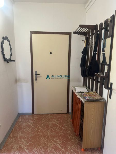 Diele in einer 2-Zimmer-Wohnung mit einer Garderobenwand und einem Schuhschrank.