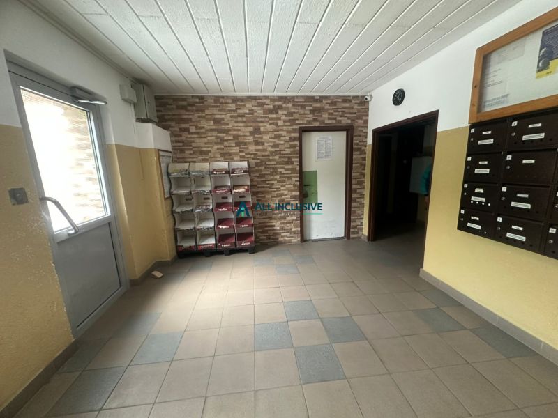 Vstupshalle eines Wohnhauses mit Fliesen und Briefkästen, in einer 2-Zimmer-Wohnung.