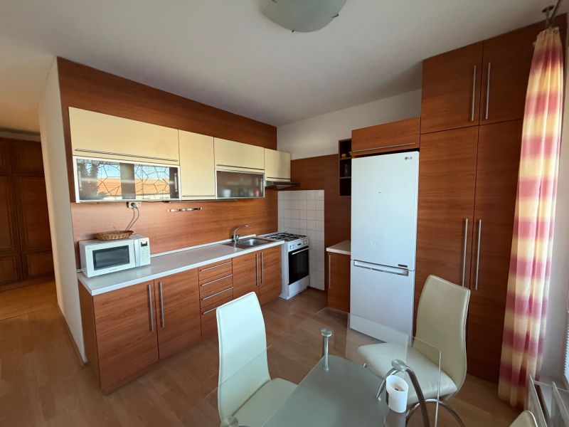 Küche in einer 3-Zimmer-Wohnung mit Holzelementen und moderner Ausstattung.